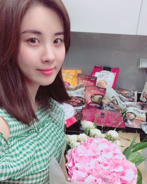 Good thing you were born,Seohyun.Group Girls Generation member Seohyun collected the gifts he received for his 28th birthday and left them with a certified photo.On June 29, Seohyun posted a picture on his instagram with an article entitled Thank you all for celebrating your birthday, and I was good to be born.Inside the picture was a picture of Seohyun, who is smiling happily surrounded by gifts.It appears that Seohyun sent a variety of food and bouquets of flowers from two brands with advertising models; Seohyuns neat beauty stands out.Fans who saw the photos responded such as Happy Birthday, I love you, thank you for being born and Lets always be happy.delay stock