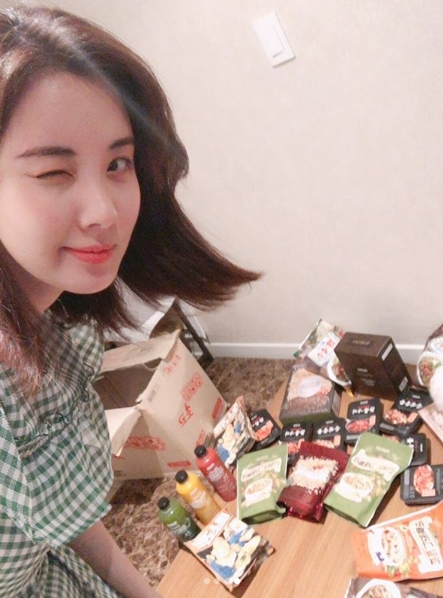Good thing you were born,Seohyun.Group Girls Generation member Seohyun collected the gifts he received for his 28th birthday and left them with a certified photo.On June 29, Seohyun posted a picture on his instagram with an article entitled Thank you all for celebrating your birthday, and I was good to be born.Inside the picture was a picture of Seohyun, who is smiling happily surrounded by gifts.It appears that Seohyun sent a variety of food and bouquets of flowers from two brands with advertising models; Seohyuns neat beauty stands out.Fans who saw the photos responded such as Happy Birthday, I love you, thank you for being born and Lets always be happy.delay stock