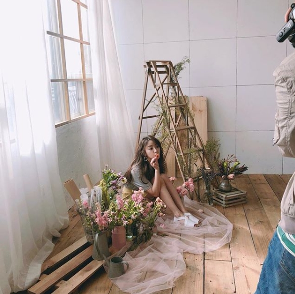 Actor Jung Yu-mi has released behind-the-scenes photos of the photo shoot.Jung Yu-mi posted several photos on his instagram on June 29th.In the photo, there was a picture of Jung Yoo Mi who is engaged in shooting pictures while changing various clothes.Jung Yu-mi has been attracting a variety of charms, such as closing her eyes and making a chic look or taking a fresh pose to bite flowers.The fans who responded to the photos responded such as Pretty Yumi sister, Picture is so beautiful, Pretty, it is the best.delay stock