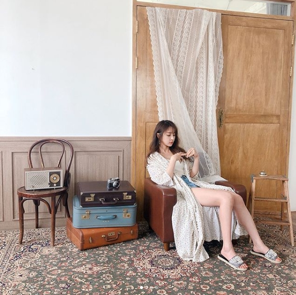 Actor Jung Yu-mi has released behind-the-scenes photos of the photo shoot.Jung Yu-mi posted several photos on his instagram on June 29th.In the photo, there was a picture of Jung Yoo Mi who is engaged in shooting pictures while changing various clothes.Jung Yu-mi has been attracting a variety of charms, such as closing her eyes and making a chic look or taking a fresh pose to bite flowers.The fans who responded to the photos responded such as Pretty Yumi sister, Picture is so beautiful, Pretty, it is the best.delay stock