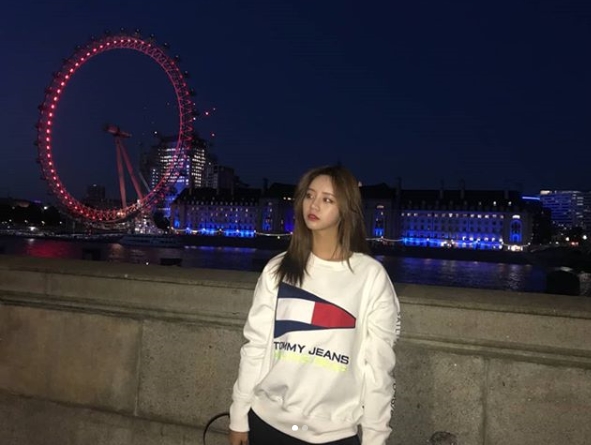 The latest on Girls Day Hyeri has been revealed.Hyeri posted an article and photo of London on his instagram on June 29.In the photo, Hyeri looks dazzling in the background of London The Night Watch, with the surprisingly small face size of Hyeri drawing attention.kim ye-eun