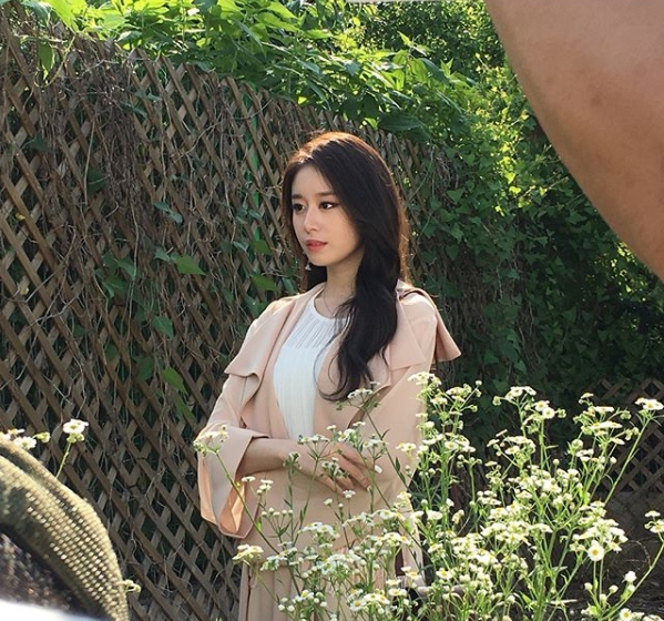 Ji-yeon from the group T-ara showed off her neat Beautiful looks.Ji-yeon posted three photos on his Instagram   account on June 29.The picture shows the Ji-yeon, which is focused on the filming, and the Ji-yeon poses with its head hanging to one side, with the small face size of the Ji-yeon and a distinct features.Ji-yeon stock