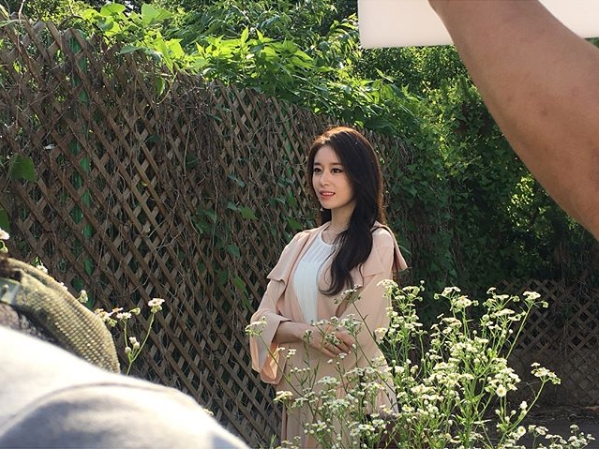 Ji-yeon from the group T-ara showed off her neat Beautiful looks.Ji-yeon posted three photos on his Instagram   account on June 29.The picture shows the Ji-yeon, which is focused on the filming, and the Ji-yeon poses with its head hanging to one side, with the small face size of the Ji-yeon and a distinct features.Ji-yeon stock