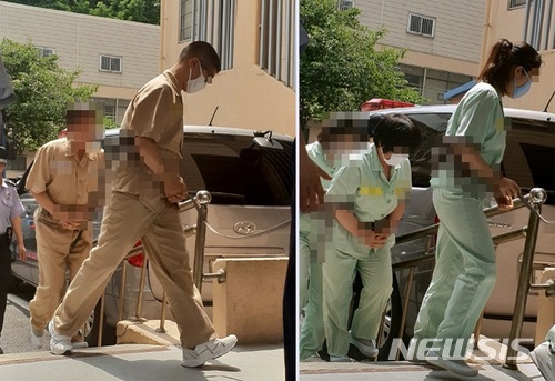 【전주=뉴시스】윤난슬 기자 = '고준희양 암매장 사건'의 선고 공판이 열린 29일 오전 전북 전주시 덕진동 전주지방법원에서 친부인 고모(37)씨와 내연녀 이모(36)씨, 이씨의 어머니 김모(62)씨가 재판 전 호송차에서 내려 대기실로 이동하고 있다. 2018.06.29.  yns4656@newsis.com