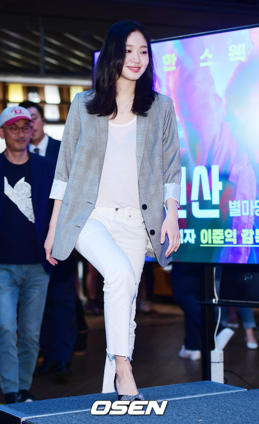 Kim Go-eun is entering the Madang open talk event of the movie Sunset in My Hometown which was held at the Madang Library in COEX, Gangnam-gu, Seoul on the afternoon of the 29th.