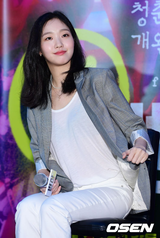 Kim Go-eun is sitting at the Madang open talk event of the movie Sunset in My Hometown which was held at the Madang Library in COEX, Gangnam-gu, Seoul on the afternoon of the 29th.