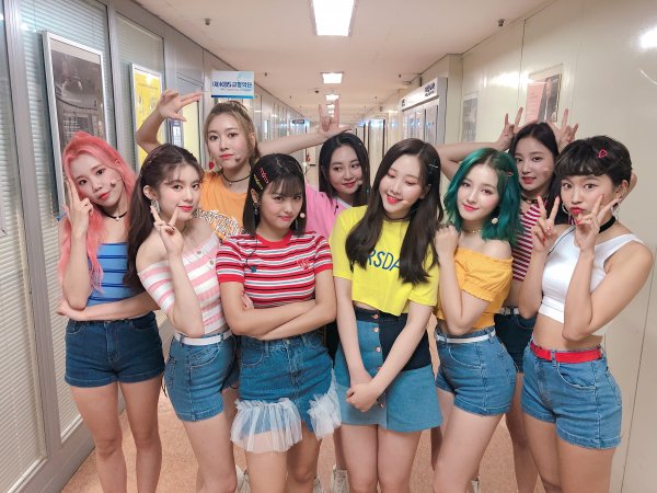 Girl group Momoland successfully performed the new song BAAM (Baem) stage through Music Bank.Momoland released the title song BAAM (Baem) comeback stage on KBSs Music Bank today (29th).Momoland said, Music Bank with exciting spouts and BAAM for a long time is a settlement in the first half of 2018!Did you play the best catch the premiere? I also spend the weekend with Momoland. The title song is a song that expresses the situation in which the reason that was not thought of suddenly comes into mind with the word BAAM in a fun way. It is a joint venture between Sinsadong tiger and Buminangi, the Mooland hit song Full producers.Meanwhile, Momoland released his fourth mini album Fun to the world on the 26th.Following Music Bank, MBCs Show! Music Center will continue its comeback stage for BAAM (Baem) on the 30th.Photos MLD Entertainment