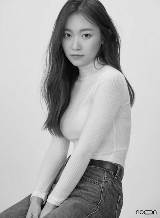 Actor Kim Seul-gi has presented a new profile photo.On the 29th, the agencys Snow Company released a new profile photo of Kim Seul-gi.In the public photos, Kim Seul-gi is perfectly digesting simple white knit and jeans and boasts a natural yet neat atmosphere.The soft eyes staring at the camera and the relaxed smile robbed the eyes, and the sensitivity of black and white photographs was added to complete the complete profile cut.In another photo, Kim Seul-gi reversed the mood with a ponytail hairstyle and a lovely dress, highlighting her elegant and dreamy charm.The clear features and warm lighting harmonize and make you feel a deeper atmosphere.In another profile cut that matches White One Piece, a synonym for innocence, Kim Seul-gis deep eyes catch the eye.Kim Seul-gi in the photo focuses his attention by creating his own unique atmosphere with his eyes filled with infinite emotions.Kim Seul-gi is building filmography in many works by crossing genres such as drama Discovery of Love, Oh My Ghost, movie International Market, Take Off 2, and play Grandpa Henry and I.From clean to elegant, his future move to release a more deepened profile photo is expected.Meanwhile, Kim Joo-hos film Gwangdae starring Kim Seul-gi will be released next year in the midst of shooting with Son Hyun-joo, Cho Jin-woong, Park Hee-soon, Ko Chang-seok and Kim Min-seok.