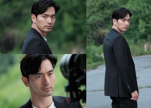 Lee Jin-wook meets viewers with the imaginative Irreplaceable You unique character of Bereavement Detective.Lee Jin-wook plays the Bereavement Detective Do Gang-woo, who sees the scene of the incident as the head of the criminal in the OCN original Voice 2 (Director Lee Seung-young)Although he has a strong physique and attractive appearance, he is a detective of sociality and a arrested terrestrialist who must catch the one who decided to do it.In the teaser video released earlier, he was curious about his special investigative ability with a confident voice that I can see the criminals heart only in the field.The photo released today (29th) contains a deep look that pierces the criminals mind, an unknowing cold expression, and a stylish black suit that distinguishes it from the existing Detective image.Voice 2 said, Lee Jin-wook is lavishly enthusiastic to play the newly introduced Dogangwoo Detective in Season 2, and is melting into the character with 200%.We hope that the most intense Detective character in Korean genres will be born.Voice 2, which has been attracting a lot of attention due to the resurrection of a masterpiece that has written a new history of genres, is a sound chase thriller drama that depicts the fierce record of 112 reporting center members who use Golden Time at the crime scene.It will be broadcast first at 10:20 pm on August 11th following Life on Mars, which is currently on air.