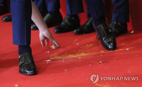 선수들을 향해 날아온 계란 (영종도=연합뉴스) 이지은 기자 = 대한민국 축구대표팀의 '에이스' 손흥민이 29일 오후 인천공항을 통해 귀국한 뒤 인사말을 마치며 일부 팬들이 던진 계란을 피해 자리로 돌아가고 있다. 대표팀은 2018 러시아 월드컵 조별 리그에서 1승2패로 16강 진출에는 실패했으나 세계랭킹 1위인 독일을 격파해 유종의 미를 거뒀다. 2018.6.29      jieunlee@yna.co.kr