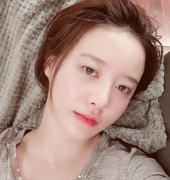 Actor Ku Hye-sun showed off his clean, clear skin.Ku Hye-sun posted several photos on his SNS on the 30th with a short article called Disappeared Eyebrow.In the photo, Ku Hye-sun is captivating with clean skin and clear features that he suspects to have made up.Despite the comfortable posture of lying on the sofa, it raises the envy of those who see it with unchanging beauty and skin.Netizens who watched the photos of Ku Hye-sun showed various reactions such as It is not enough for a person to be a celebrity, It is really beautiful and embarrassing and It is okay if you do not have an Eyebrow in your sisters appearance.Photo = Ku Hye-sun SNS