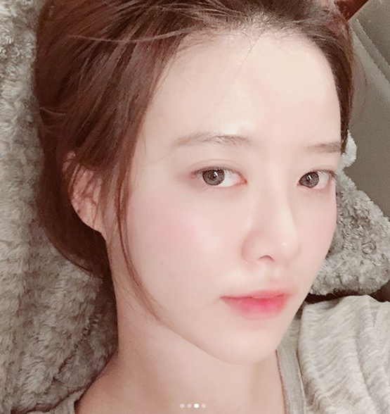 Actor Ku Hye-sun showed off his clean, clear skin.Ku Hye-sun posted several photos on his SNS on the 30th with a short article called Disappeared Eyebrow.In the photo, Ku Hye-sun is captivating with clean skin and clear features that he suspects to have made up.Despite the comfortable posture of lying on the sofa, it raises the envy of those who see it with unchanging beauty and skin.Netizens who watched the photos of Ku Hye-sun showed various reactions such as It is not enough for a person to be a celebrity, It is really beautiful and embarrassing and It is okay if you do not have an Eyebrow in your sisters appearance.Photo = Ku Hye-sun SNS