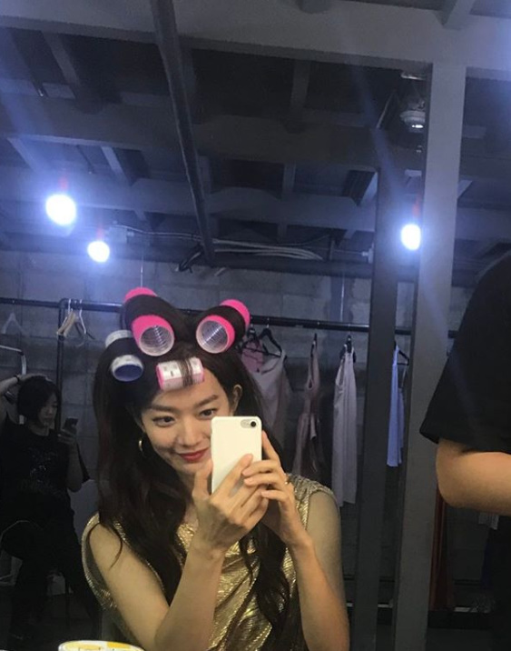 Actor Shin Min-a has shared a cute routine.Shin Min-a posted a picture on his SNS on the 30th.In the photo, Shin Min-a is wearing a big hair roll on his head and taking a picture with a funny smile.Despite the less prepared appearance, the charm of the lovely Shin Min-a is revealed and captivates the eyes of those who see it.On the other hand, Shin Min-a is reviewing his next work after TVN Drama Tomorrow with you which last March.Photo = Shin Min-a SNS