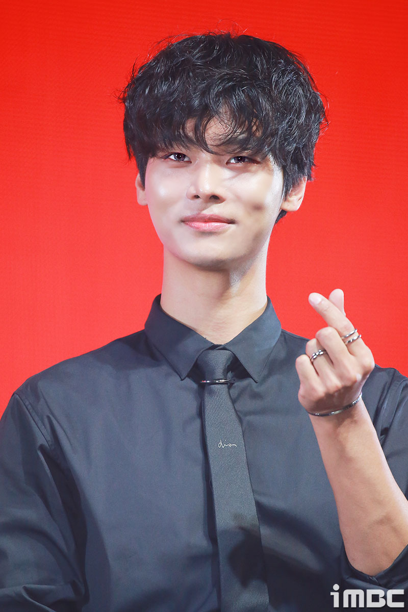 Today, June 30, is the birthday of VIXX N (real name Cha Hak-yeon), a member who is a leader and main dancer of VIXX, and has a delicate expressive power that gives her nickname after her part like Cha Yeo-ji and Cha Ji-chae.Recently, he has also been active as a acting stone in dramas.1990. 06. 30. VIXX N.Ens birthday is celebrated and the behind-the-scenes behind the is hard drive is open without generous!The above photos are the appearance of Vixen, who attended the Soribada Awards last year and the EAU DE VIXX Media Showcase last April.On the other hand, N has successfully completed 10 fan meetings in five major cities including Nagoya, Sapporo and Fukuoka from the 10th to 18th with the title of Engae City 2018 Take a Trip to Japan in Japan. It is scheduled to meet with viewers.iMBC  Photo iMBC