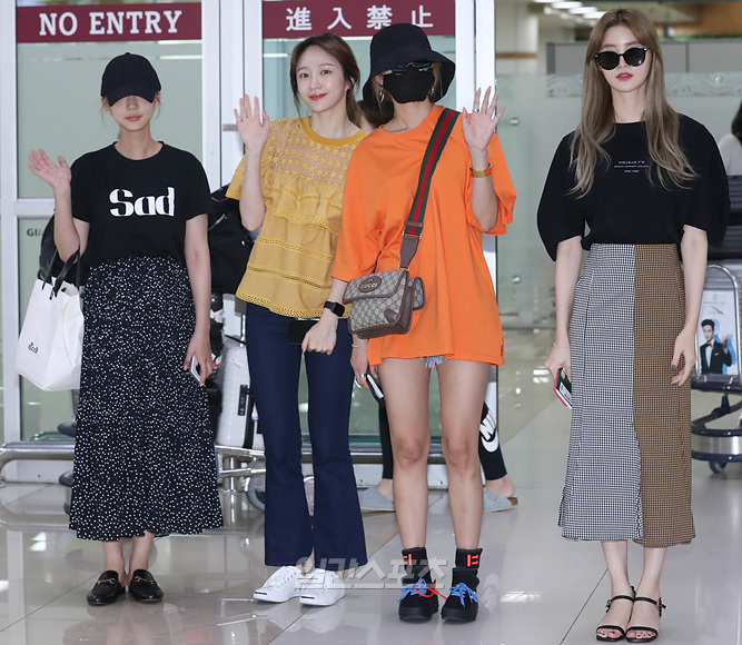 Excluding Solji, the members of the X ID are leaving Gimpo Gongheung with hot communication with fans.