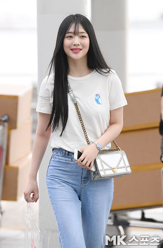 Actor Sulli left for Germany through Incheon International Airport KIX Passenger Terminal l on the 30th afternoon of overseas schedule.Sulli, who moves to the departure hall with a bright expression.
