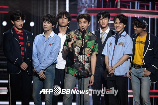 Im the best Boy Band in World, BTS!The name of the group BTS resonated with a fierce shout at the 2018 United States of America Billboard Music Awards held at the MGM Grand Garden Arena in Las Vegas on the 21st of last month (Korea time).BTS has lifted the top social The Artist trophy for the second consecutive year amid the attention of world-class pop stars.BTS unveiled its new song FAKE LOVE (Fake Love) comeback stage for the first time in United States of America.Within a few days of the release of the new song, the Korean version of Techang was broadcast in real time to the former World on the air.The stars took pictures with BTS and immediately authenticated them to SNS, by far the Celeb of Celeb.BTSs return to Korea continued to hit the market without knowing how to cool down.The new album LOVE YOURSELF TEAR and the title song FAKE LOVE continued to update their performance by starting with the top of the Billboard 200 chart and the top 10 of the Hot 100.President Moon Jae-in encouraged BTS to say, It is still a new beginning. Thank you for giving impressions to our people and world people in a wonderful way.This has been noted as an issue for United States of America media beyond Korea.BTS entered the United States of America Billboard 200 and Hot 100 charts for five consecutive weeks on the 27th (Korea time).The United States of America Time released the 25 Most Influential People on the Internet along with Donald Trump United States of America Presidents, Kanye West and Rihanna.As such, the uncooled popularity of BTS is a major factor in raising the possibility of entering the Grammy Awards, which is called the so-called dream stage for former World music fans and top artists.BTS, which was the biggest achievement in the first half of the 2018 music industry, will meet with World Ammy in the second half of the year.