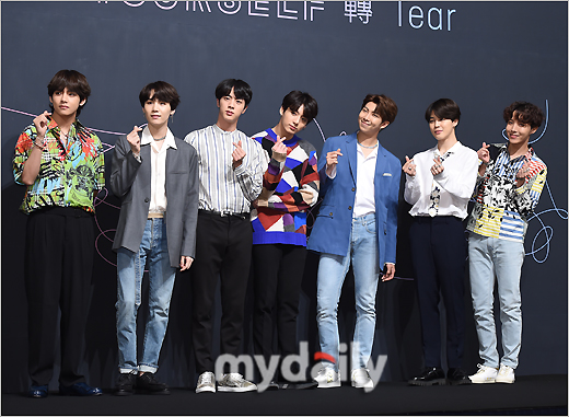 Im the best Boy Band in World, BTS!The name of the group BTS resonated with a fierce shout at the 2018 United States of America Billboard Music Awards held at the MGM Grand Garden Arena in Las Vegas on the 21st of last month (Korea time).BTS has lifted the top social The Artist trophy for the second consecutive year amid the attention of world-class pop stars.BTS unveiled its new song FAKE LOVE (Fake Love) comeback stage for the first time in United States of America.Within a few days of the release of the new song, the Korean version of Techang was broadcast in real time to the former World on the air.The stars took pictures with BTS and immediately authenticated them to SNS, by far the Celeb of Celeb.BTSs return to Korea continued to hit the market without knowing how to cool down.The new album LOVE YOURSELF TEAR and the title song FAKE LOVE continued to update their performance by starting with the top of the Billboard 200 chart and the top 10 of the Hot 100.President Moon Jae-in encouraged BTS to say, It is still a new beginning. Thank you for giving impressions to our people and world people in a wonderful way.This has been noted as an issue for United States of America media beyond Korea.BTS entered the United States of America Billboard 200 and Hot 100 charts for five consecutive weeks on the 27th (Korea time).The United States of America Time released the 25 Most Influential People on the Internet along with Donald Trump United States of America Presidents, Kanye West and Rihanna.As such, the uncooled popularity of BTS is a major factor in raising the possibility of entering the Grammy Awards, which is called the so-called dream stage for former World music fans and top artists.BTS, which was the biggest achievement in the first half of the 2018 music industry, will meet with World Ammy in the second half of the year.