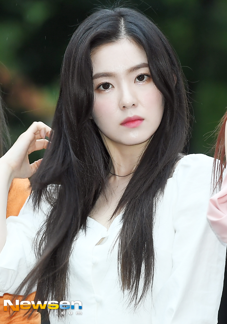 KBS 2TV Music Bank rehearsal was held at the public hall of KBS New Pavilion in Yeouido, Yeongdeungpo-gu, Seoul on June 29th.Red Velvet Irene attended the rehearsal on the day.Jung Yu-jin