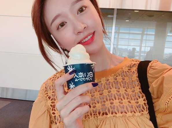 EXID Hani reported on the recent situation during the Japan Showcase.Hani posted a selfie on his personal Instagram page on June 30 taken by Japan.Hani in the photo is smiling with a soft Ice cream in a cup.Hani, along with the photo, expressed his willingness to eat the next Ice cream, saying, Ice cream! Next Ice cream ... must be ... in Japanese.So domestic and Japanese fans responded I think it will be delicious, Thank you for Japan and Hani is so beautiful.Park Su-in