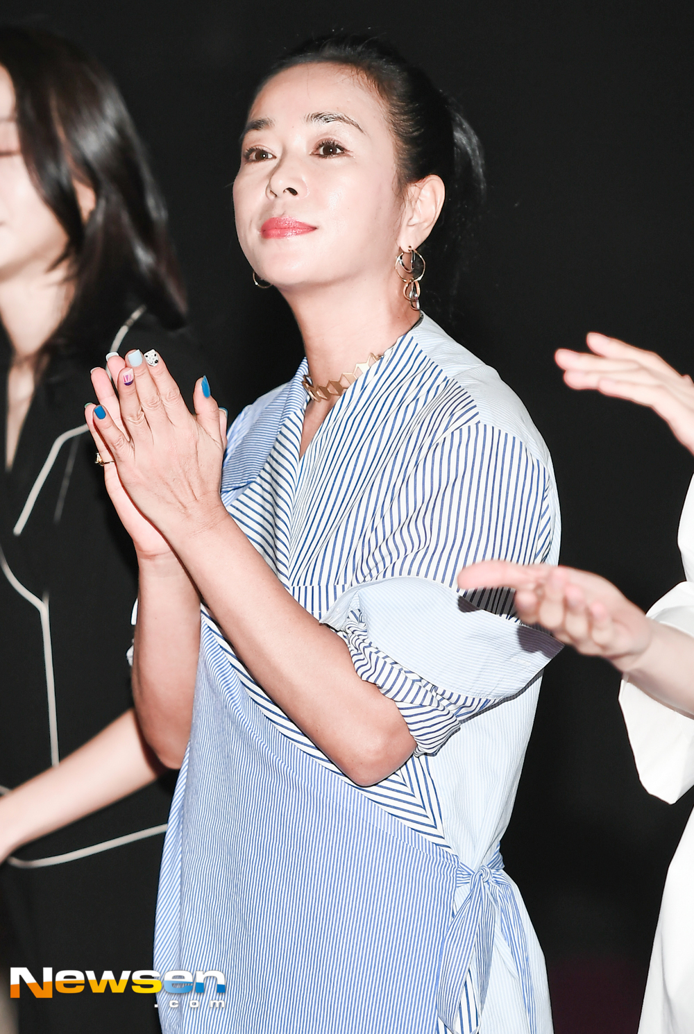 The movie witch (director Park, Hoon Jung) stage greetings were held at Lotte Cinema Suwon in Gwon Seon-gu, Suwon, Gyeonggi-do on the afternoon of June 30.Park, Hoon Jung, Kim Dae-mi, Jo Min-soo, Hee-soon Park, Choi Woo-shik, Gomin City and Dae Eun attended the ceremony.The movie witch is a mystery action film that depicts the plot and secrets surrounding a high school girl who escaped from a shelter and grew up under an elderly couple.Lee Jae-ha