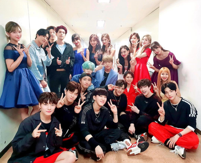 JYP representative flower girl and flower boy flower field spread out. The artists of JYP Entertainment group TWICE, band Day6, boy group Stray Kids are united.On the 30th, Stray Kids Instagram posted a picture with TWICE and Day6 members.This photo was taken at KBS 2TV Music Bank broadcast on the 29th, and you can get a glimpse of the warm friendship with the warm visuals of the artists belonging to JYP.Stray Kids said, I was truly honored to be with DAY6 senior and TWICE senior yesterday! When I see the board, I have a warm heart.Thank you! I will work harder! JYP Entertainment Nation! Stray Kids debuted in March with his first mini album I Am Nat, a Infinite Growth Group that formed a solid phamm and established a clear musical foundation.Stray Kids SNS.