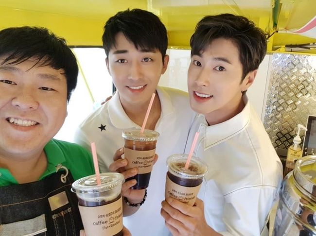 TVXQ Yunho and Son ho joon practiced warm Donation.Yunho and Son ho joon released a Coffee Friends Donation certification shot on the 30th, which encourages many people to Donation with their own coffee made on Instagram.Son ho joon is working with Yoo Yeon-seok on Coffee Friends, a fun-on-donation that helps those who are hard at Coffee value.When Yoo Yeon-seok was unable to attend the drama Mr. Sunshine by Kim Eun-sook, Son ho joon and his usual close Friends Yunho were on the spot as a limited guest.In the public photos, Yunho and Son ho joon pose affectionately with Coffee.A warm visual catches the eye as much as a warm Donation.The two had a pleasant Donation with 200 people in front of Technomart on the riverside station today (30th).After finishing all the events, Yunho said, First of all, I would like to thank you all for sharing my heart and joining the Donation, and I was worried about the rain a lot last night, but I helped us to do good things on a good day like your heart!The fourth Coffee Friends with me and Ho Jun Lee was able to finish well with your warm heart carefully! Thank you!Son ho joon said, Thank you so much for joining us in such a hot and rainy situation, and thank you for our time on our busy schedule!I will do my best in the future until the promised time. Thank you all. Yunho Instagram