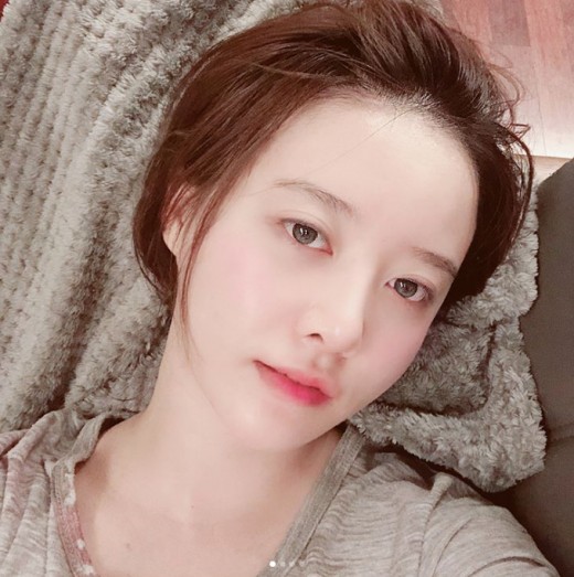 Actor Ku Hye-sun showed off her unchanging Beautiful looks.Ku Hye-sun posted several selfie photos on her Instagram account on Thursday.Ku Hye-sun in the public photo boasts a flawless look despite being a close-up shot, with immaculate skin and mysterious facial expressions drawing attention.Meanwhile Ku Hye-sun married Actor Ahn Jae-hyun in 2016.