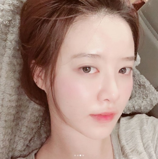 Actor Ku Hye-sun showed off her unchanging Beautiful looks.Ku Hye-sun posted several selfie photos on her Instagram account on Thursday.Ku Hye-sun in the public photo boasts a flawless look despite being a close-up shot, with immaculate skin and mysterious facial expressions drawing attention.Meanwhile Ku Hye-sun married Actor Ahn Jae-hyun in 2016.