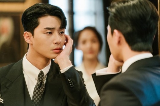 Park Seo-joon is currently playing the role of Lee Young-joon, vice chairman of narcissist, who has all the resources, abilities and appearance in TVN tree drama Why is Secretary Kim doing it? (playplayplay by Baek Sun-woo Choi Bo-rim, director Park Joon-hwa) and finished love with Kim Mi-so (Park Min-young).Thanks to the development of this content, Why is Secretary Kim doing that broadcast on the 28th recorded an audience rating of 8,1% (based on the nationwide Nielsen Korea paid platform).Not only is it its own highest ratings, but its also a figure that overwhelms the terrestrial drama currently on air, with Park Seo-joon at the centre of such a Dramas popularity.In Witchs Love, Park Seo-joon won the title of National Younger with the romance of Uhm Jung Hwa and the younger couple.Through She Was Pretty, she played the role of a magazine editor who was rough on the outside but was affectionate, and created Post Branch.In Ssam, My Way, I got the modifier Loko bulldozer, perfectly expressing the epilepsy between Nam Sachin and romantic boyfriend.Every work that appears has a Loco Poten of my own.Park Seo-joon and Rocco are well suited because he knows how to express various charms in one work.If you have attracted attention with the narcissistic aspect that is united in the early stage of self-love, you are expressing the sweetness of the boundary between Thum and love.Although it has not yet been revealed, he adds to his curiosity about the future development of the contents in his expression of the trauma of the past.An advertising agency official told Star, Since Yoon Restaurant, the preference for Park Seo-joon has increased. Park Seo-joon has a sincere, straight and friendly feeling among young male actors these days.We are paying attention to him in the advertising industry because it matches the image that the public prefers.Star Cho Hyun-joo Each Advertising Image