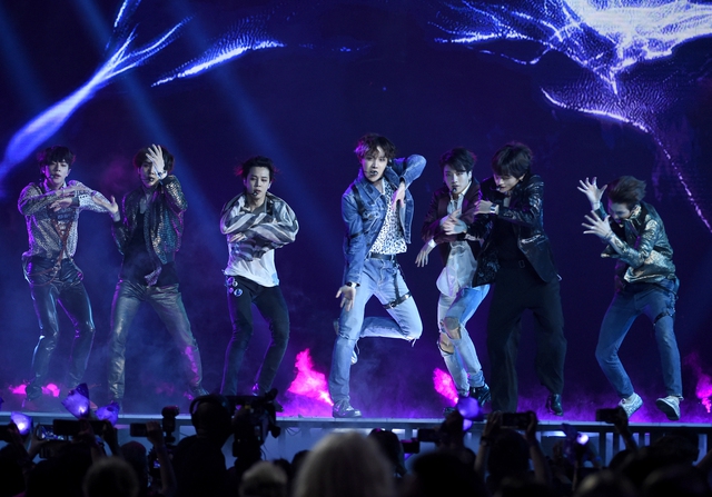 On June 12, 2013, BTS (BTS) announced its aspirations to survive to the end in its debut showcase.Five years ago, they did not get much attention at the time of their debut, but now they have achieved more than survival.As a result of his constant efforts to cultivate his skills and create his own music world, the seven boys now stand out as The Artist, who shakes the World market beyond Korea.In May 2018, the Korean music industry was simply devastated before and after the BTS comeback.After the news that they will be presenting their first stage at the 2018 Billboard Music Awards in United States of America Las Vegas, not a domestic music program a month before their comeback, the spotlight surrounding them was not going to be turned off.Even before the official release of the regular third album Love Yourself Former Tier (LOVE YOURSELF Tear), the number of domestic pre-orders was only 1,442,287, which was a record.The Billboard Music Awards, which released the song (title song) Fake Love, presented the Top Social Award to BTS for the second consecutive year.The fan club ARMY, which drives as much talk as BTS, as well as the United States of America, such as The Washington Post and The New York Times, also welcomed them with a hotter heat than in 2017.The heat was proved by numbers: Love Yourself former Teer topped the Billboard 200, and the new song Fake Love debuted at number 10 on the Billboard Hot 100.The top Billboard chart is the first record in the Korean music industry. The top 10 single charts were also the highest ever in the entry rankings.It is nice to see that the record and single have received good responses at the same time.BTS was the only Korean singer to win the Billboard at the same time, which is known to be easy to measure the size of the fandom, and on the contrary, a single chart that is considered a popular measure.It was also worth noting that the ranking was slower than the existing releases.Both Love Yourself former Tier and Fake Love have been on the chart for three consecutive weeks, and are still in 14th and 48th place respectively (as of June 14, 2018).The music market was not the only one that was devastated by BTS brilliant performance.In the past few years, not only domestic and foreign cultural circles, but also politics, economy and society, which have noticed that they are K-pop versions, have been shaken at the same time.Once again, those who confirmed that BTS success in entering the United States of America and World popularity were not temporary phenomena through the Fake Love activity, tapped the calculator with a quick notice battle.Many people have noticed that BTS is from small and medium-sized agencies, not the three major agencies that are commonly referred to as SM, YG and JYP.Big Hit Entertainment, which belongs to BTS, is a label founded by composer Bang Si-hyuk in 2005 independently from JYP.The appearance is not much different from a common entertainment entertainment company, but if it is a feature of its own, it is extremely small.Thirteen years have passed since it opened, but the current singer is Lee Hyun from BTS and Group Eight, only two teams.Considering that Lee Hyun is not an active singer, it is no exaggeration to say that the artist, which Big Hit actually manages, is only BTS.Big Hit has recently been rated by industry officials as the only domestic entertainment company with corporate value of more than KRW 1 trillion.According to the Financial Supervisory Services electronic disclosure system, big hit sales in 2017 were 92.4 billion won and heavy excavator Landslide op was 32.5 billion won.Although sales are still insufficient, the size of Heavy Excavator Landslide op has already exceeded SM 10.9 billion won, YG (25.2 billion won) and JYP (19.5 billion won).Some consider choice and concentration as their success strategies, but the success of BTS and Big Hit is not based on such fragmentary planning or ideas.Their success is an inevitable luck that has been exquisitely matched by individual efforts, polished skills, and the flow of the times based on the success and failure of the K-pop market, which has been hit by the whole body for foreign advancement.It is because of Baro that it is not as easy as it is to say, although all the world cries for the second and third BTS as blind.The Power of Content called BTSThe YouTube market, which grew rapidly around 2010 thanks to the full support of the former World younger generation, has winged content.The various content incorporated under one channel from the groups A to Z became the largest support group for BTS in its own right.Once you started to care about anything, such as music, stage, entertainment, and natural appearance in the waiting room, the game ended with It.The most powerful power that those who had a strong image of super-command based on their strong support in their debuts were the most powerful when they suddenly called out the popularity of the song I Need U in 2015, was the colorful content that has been built up for so long.It was the Hwaryongjeong that took the last point in this popularity that they were creative idol groups who wrote their own songs.When you realize with your skin that everything in your beloved idol group is a thoroughly designed, decorated World, the fantasies of fans who have been deceived and deceived are fragmented.The story is that fan immersion and loyalty are likely to become more solid in the opposite case.Those who have been roughing up the reality and troubles of teenagers with the School Series have laid the foundations for their growth as icons for all world youths through the Youth Trilogy, which is based on In the Mood for Love, on a special album titled In the Mood for Love Forever released in 2016.Hip-hop, Electronica, etc. It is the most loved genre music for young people living on this earth. It has carved dreams, hopes, frustrations and pain that anyone who is now or once a youth can not but sympathize with.This addictive Remady is a small and medium-sized agency, and he is preparing for his debut in a small dormitory. He finally entered the stage of BTS success on the stage where World was welcomed as an audience.It was the result of knowing clearly his limitations and winning it with the persistent power of Content.This is the most crucial reason why BTS is loved without prejudice by fans from around the World while singing in Korean.Those who love BTS do not give up these seven young people by singing in familiar language and melody.The sense of liberation that people with different races, nationalities, and genders feel when they see BTS and listen to their songs comes from a morpheme that is not a form itself but an It.Fans who arrive at a big world called BTS in their own way also support and follow the new world called BTS in their own way.It is at this point in Baro that the success of BTS is the biggest difference from the BOA or Psys case of foreign entry.The BOA has gained archipelago with thorough local market analysis and localization strategies, and Cyay has gained Worlds attention with its internet trend, Meme.BTS, on the other hand, has become a pop star with a bigger and more loyal fandom than anyone else with cool self-analysis and diligent multifaceted remady.This is certainly a new case of Korean popular music that has never been made in foreign countries, and at the same time, it has become the basis for the leading foreign media to call them Korean Invasion (expressions compared to British Invasion, which means the entry of British popular music, including the Beatles in the 1960s).It is an entertainment market that is hard to be sure of anything, but this is certain.The fact that BTS is the only thing that can be heard without the tag of K-pop or Korean origin, the introduction of the most popular boy band in World.If you dream of Next Bulletproof, it is probably another name for luck that will be given to those who have been constantly prepared with hints from the success of those who are still hot and ongoing.kim yun-ha popular music criticThe birth of Worlds Most Popular Boy Band, a marvelous trio of effort, skill and time stream