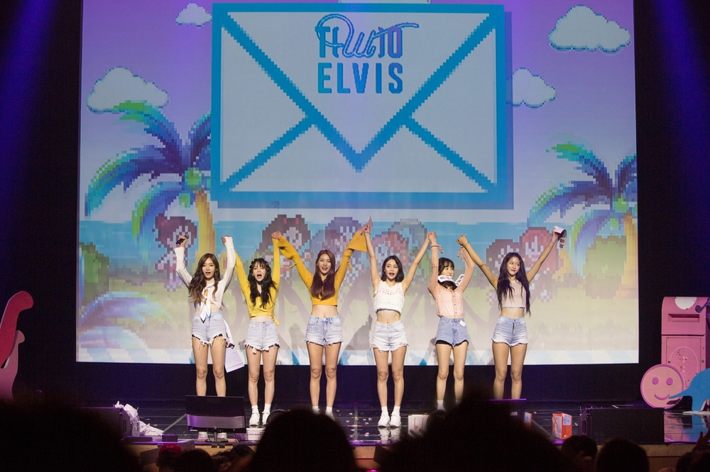 AOA (Jimin Yuna Hyejung Mina Sulhyun Praise) held a solo fan meeting in Korea and spent time with fans.AOA held a fan meeting T(W)O ELVIS at Sungkyunkwan Universitys Millennium Hall in Jongno-gu, Seoul on June 30 and met with fans.AOA has announced the start of the fan meeting held in about two years and nine months with the hit songs Simkunghae, Samunsa and Bingbing.He also enthusiastically enthusiastically performed Hit among the songs from the albums mini 5th album BINGLE BANGLE.AOA then showed full of fun sense such as Hung-chipa and Speed Game and presented Polaroid photos with members by drawing fans, and breathed closely with fans.AOA then heated up the fan meeting atmosphere by singing the albums title song Bingle Bangle, which contains Excuse me and cool and bright energy, in turn, and continuing the hit song medley.In particular, AOA confirmed the teamwork and strong fandom that became more sticky on this day, proving the dignity of the 7th year girl group.The members cheered each other with a sincere look, such as writing letters to each other and reading them, and conveyed messages to fans who sent unwavering love and solidified their solidarity with their fans.bak-beauty
