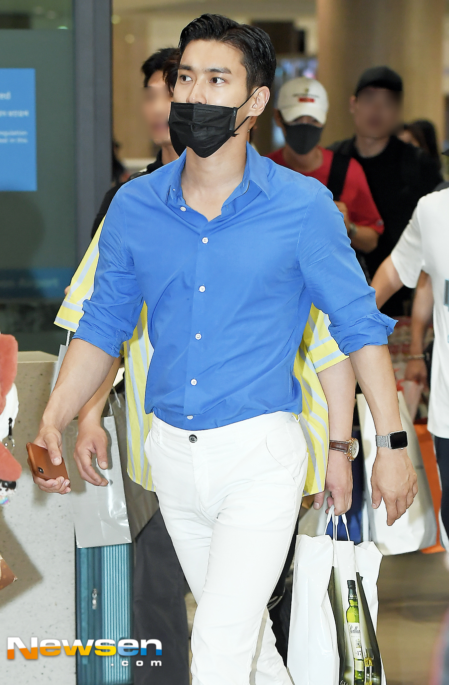Group Super Junior arrived at Incheon International Airports Terminal 1 on the afternoon of July 1 after the World Tour.Super Junior Choi Siwon is leaving the arrival hall on the day.Super Junior held the concert SUPER JUNIOR WORLD TOUR SUPER SHOW 7 in MANILA at the Mall of Asia Arena in Manila, Philippines on June 30th.Jung Yu-jin