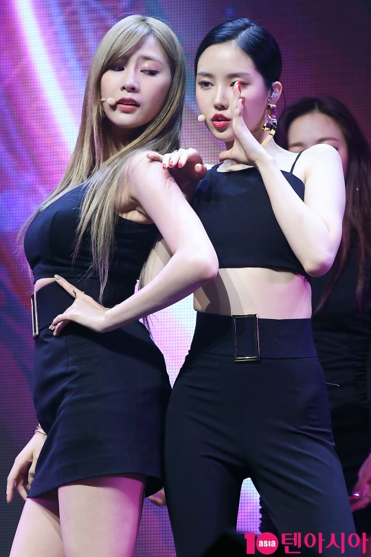 Group Apink Oh Ha-young and Son Na-eun are performing a great stage at the showcase to commemorate the release of their mini 7th album ONE & SIX at Yes24 Live Hall in Gwangjin-gu, Seoul on the afternoon of the 2nd.The title song No 1, Apink (Park Lanlong, Yoon Bomi, Jung Eunji, Son Na-eun, Kim Nam-joo, Oh Ha-young) is an exciting minor pop dance genre that combines tropical house beats with the meeting of producing team Black Eyed Pil Seung and Apink.