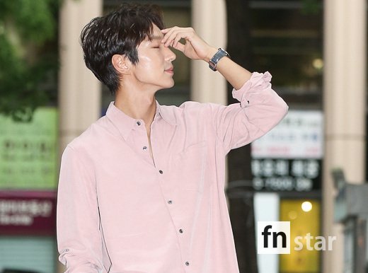 Actor Lee Joon-gi attends the TVN weekend drama Lawless Lawyer at a restaurant in Yeouido-dong, Yeongdeungpo-gu, Seoul on the afternoon of the 2nd.Lawless Lawyer, starring Lee Joon-gi, Seo Ye-ji, Lee Hye-young, and Choi Min-soo, is a big-time legal act in which a lawless lawyer who used to punch instead of law fights against absolute power with his life and grows into a true lawless lawyer.