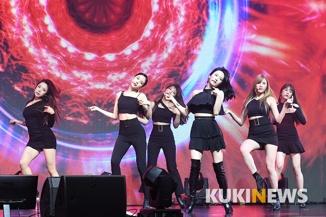 <p>Group Apink has expanded the ornate stage with a performance commemorating the release of the seventh mini album One and Six (ONE & SIX) held in Yes 24 at the live afternoon on September 2 at Seoul Guo Myeong.</p><p>A total of 6 songs including the title song 1 is not included in this album, including Alpight (Alright), Do not be silly, Byul and. It was.</p>