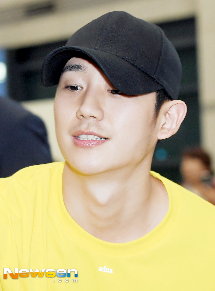 Actor Jung Hae In arrived at the airport fashion through the Incheon International Airport Terminal 1 on the afternoon of July 1 after finishing the Manila fan meeting.Jung Hae In is leaving the arrival hall on the day.On the other hand, Jung Hae In, who has been loved by JTBC Drama Bob Good Sister, is doing a great job in advertising after various works.Jung Yu-jin
