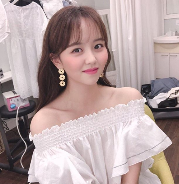 Actor Kim So-hyun has unveiled Japan fan meeting behind-the-scenes cuts.Kim So-hyun posted on Instagram on July 1, I came to see Japan fans!! First fan meeting ~ I will meet you in a while.In addition, Kim So-hyun showed a lot of photos taken at the fan meeting site and received the attention of fans.Kim So-hyun in the photo is impressed with the beauty of the princess.Kim So-hyun also released a picture of a perfect digestion of the head of the bifurcation on the 2nd.Kim So-hyun left for Japan on June 29th through Gimpo International Airport in Gangseo-gu, Seoul.After KBS 2TV drama Radio Romance which last March, we are considering the next work.hwang hye-jin