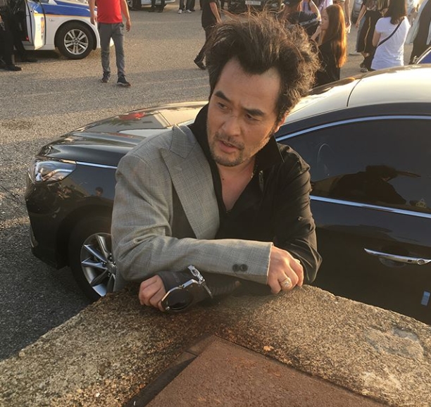 Now, hard work in the house.Actor Choi Min-soo wife Kangju released the last photo of TVN weekend drama Unlawful Lawyer.Kangju posted several photos on Instagram on July 2.Kangju said, Yesterday, we went to cheer on the scene of the last drama of Minsu, and we were celebrating our special relationship because it was the last film with Jungi, who my father loves a lot.I saw a lot of people playing, he wrote.Thank you, Lawless Lawyer. Thank you for protecting our Minsu. Lets work hard tomorrow, our Minsu.Inside the photo was a picture of Choi Min-soo taking a certified photo with Kangju, son Yuseong-gun and Lee Joon-gi.Choi Min-soos cute expression, which overshadows the charismatic appearance in the play, catches the eye.The cheerful atmosphere of Lee Joon-gi and Choi Min-soo also attracts attention.delay stock