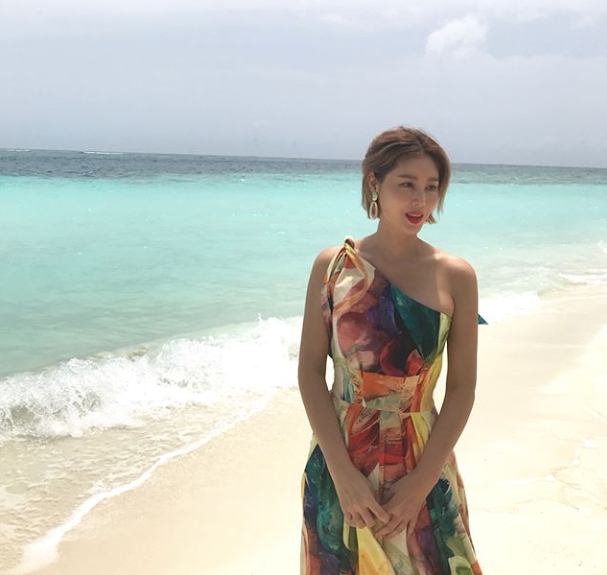 Kim Sung-ryung, the alluring beauty that captivated Maldives, No revise also cheeks A cut Actor Kim Sung-ryung has released a photo shoot behind-the-scenes.Kim Sung-ryung posted a picture on his instagram on July 2 with an article entitled Have you ever tried on FW clothes at Maldives ... Did you try Flu at Maldives?In the photo, Kim Sung-ryung, who is engaged in filming at Maldives, is included.Kim Sung-ryungs slender figure, which perfectly digests various costumes, catches the eye. During Kim Sung-ryung, who can not be believed to be in his 50s, his beauty stands out.Fans who responded to the photos responded, Its snowy, not because of the sea, but because of my sister, Its completely beautiful, and I really want to meet, my lifelong star.delay stock