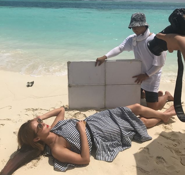 Actor Kim Sung-ryung has released a photo shoot behind-the-scenes.Kim Sung-ryung posted a picture on his instagram on July 2 with an article entitled Have you ever tried on FW clothes at Maldives ... Did you try Flu at Maldives?In the photo, Kim Sung-ryung, who is engaged in filming at Maldives, is included.Kim Sung-ryungs slender figure, which perfectly digests various costumes, catches the eye. During Kim Sung-ryung, who can not be believed to be in his 50s, his beauty stands out.Fans who responded to the photos responded, Its snowy, not because of the sea, but because of my sister, Its completely beautiful, and I really want to meet, my lifelong star.delay stock