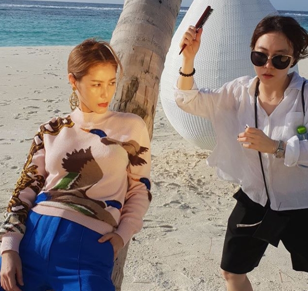 Actor Kim Sung-ryung has released a photo shoot behind-the-scenes.Kim Sung-ryung posted a picture on his instagram on July 2 with an article entitled Have you ever tried on FW clothes at Maldives ... Did you try Flu at Maldives?In the photo, Kim Sung-ryung, who is engaged in filming at Maldives, is included.Kim Sung-ryungs slender figure, which perfectly digests various costumes, catches the eye. During Kim Sung-ryung, who can not be believed to be in his 50s, his beauty stands out.Fans who responded to the photos responded, Its snowy, not because of the sea, but because of my sister, Its completely beautiful, and I really want to meet, my lifelong star.delay stock