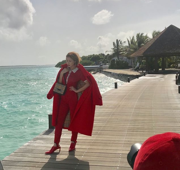 Kim Sung-ryung, the alluring beauty that captivated Maldives, No revise also cheeks A cut Actor Kim Sung-ryung has released a photo shoot behind-the-scenes.Kim Sung-ryung posted a picture on his instagram on July 2 with an article entitled Have you ever tried on FW clothes at Maldives ... Did you try Flu at Maldives?In the photo, Kim Sung-ryung, who is engaged in filming at Maldives, is included.Kim Sung-ryungs slender figure, which perfectly digests various costumes, catches the eye. During Kim Sung-ryung, who can not be believed to be in his 50s, his beauty stands out.Fans who responded to the photos responded, Its snowy, not because of the sea, but because of my sister, Its completely beautiful, and I really want to meet, my lifelong star.delay stock