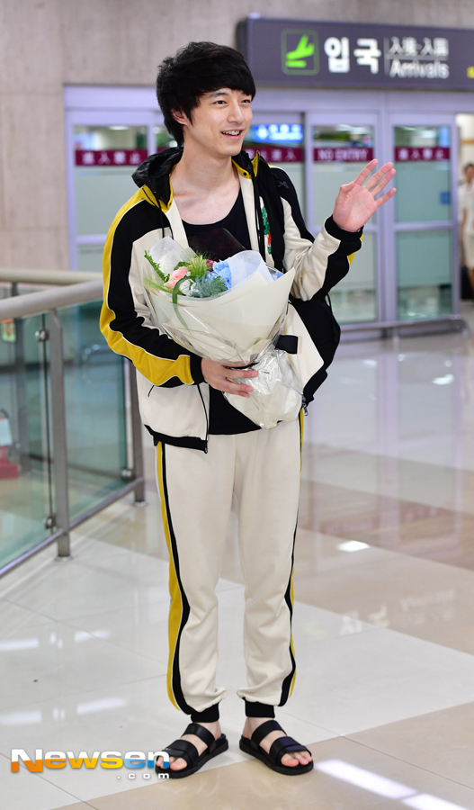 Fumie Hosokawa Sakaguchi Kentaro presented the Airport Fashion through the movie Tonight, at the Romance Theater promotional car Gimpo International Airport.On this day, Kentaro Sakaguchi walks out of the arrival hall.The movie Tonight, at the Romance Theater is a fantasy emotional melody that depicts the magical love story of Kenji, an aspiring filmmaker who fell in love with Miyuki, a princess in a black and white movie that came to reality at the Romance Theater, a classical movie theater.Opened July 11.Jang Gyeong-ho