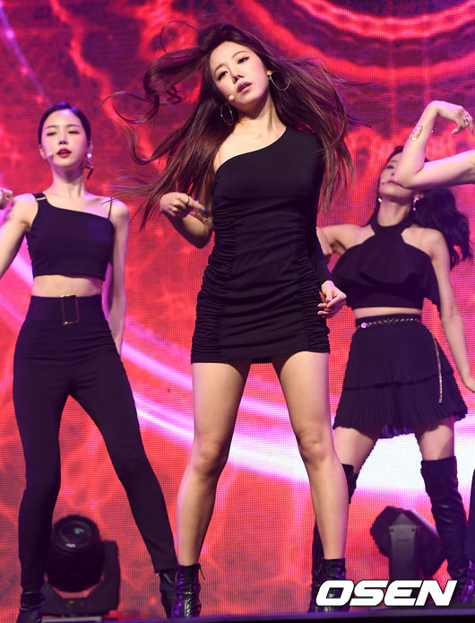 <p>Girl group Apink opened the seventh mini album One & Six Showcase in Seoul Gwangjang Dong Yes 24 Live Hall on the afternoon of the 2nd.</p><p>Apink Kim Nam Joo and other members are showing off the showcase stage.</p>