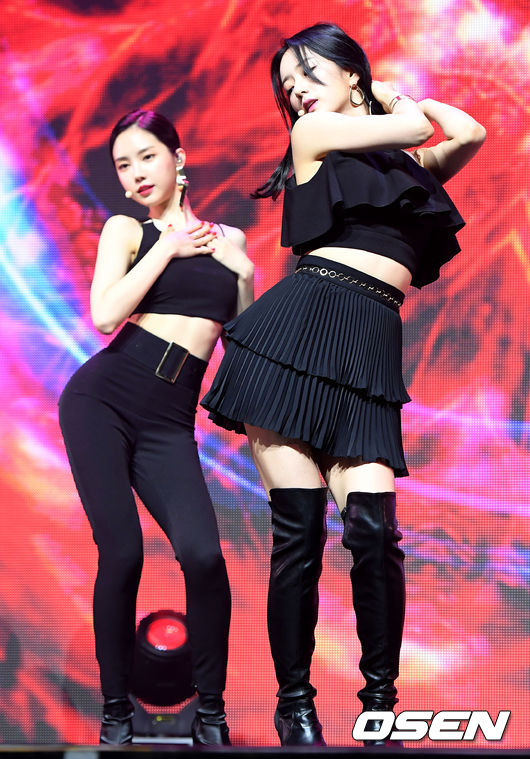 <p>Girl group Apink opened a seventh mini album One & Six showcase at Yes 24 Live Hall in Gwanghwamun-dong Seoul on the afternoon of the 2nd.</p><p>Apink Yunbo beauty Son Na - eun and other members are showing off the showcase stage.</p>