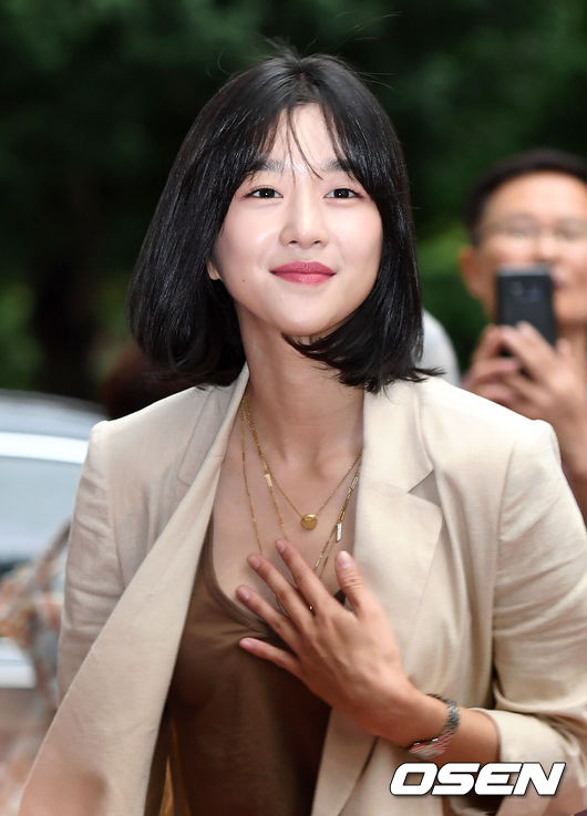 TVN weekend drama Lawless Lawyer Party with staff was held at a restaurant in Yeouido, Seoul on the afternoon of the afternoon.Actor Seo Ye-ji poses for the reporters