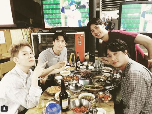 Actor Kim Ji-seok released a picture of Drink with the cast of the TVN entertainment program Problematic Man.Kim Ji-seok posted a picture on his instagram on the 2nd, saying, Fun on Tuesday night. Work and love basalt and American vacation Tyler are also together!!In the photo, Kim Ji-seok, Ha Seok-jin, Park Kyung, and Lee Jang-won are leaning on a cup of wine at a kooki house.Ha Seok-jins distinctive features and Park Kyungs dour look stand out.The netizens who responded to this responded such as Meeting of the Huns, I am with you and Tuesday soon.