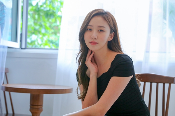 <p>Actor Ko Sung-hee (28) was Ji-na Kim of Suits. Because it plumps brightly and plumply, the beautiful Ko Sung-hee even laughed.</p><p>Ko Sung-hee accepted the role of paralegal Ji-na Kim firmly in the KBS 2 waterworks drama Suits (screenwriter Kim Jung Min, director Kim Jin Woo) who recently aired out and spread the performance It was. Suits remake of the popular US drama of the same name is a legitimate lawyer of the Republic of Koreas best law office river & ship Jang Dong-gun and fake new lawyer with genius memory and Park Hyung -sik minutes) of the popular drama series, occupying the 1st ranking of Mizuki drama on air.</p><p>Suits After the airing, I met Ko Sung-hee directly, I did not feel it. He said that he did not appear in the second round in the last round and he was very concerned about himself, saying, I must expect multiple conditions, but I strongly appeal to I expect Season 2 He invited us to laugh.</p><p>Ko Sung-hee did not hide the affection for Suits. Suits which came immediately after finishing the emotionally tough tvN drama Mother is a thankful piece of work that evoked Ko Sung-hee. Often, Ko Sung-hee was looking forward to playing Ji-na Kim who was frankly open-minded. Especially there were many similarities of themselves and it was better.</p><p>It is very similar to me that I pass through. I often feel emotional expression well (lol) If Im okay, I will bring out tea and get the date and time of my anger but there is still no doctor.The response was good when I first read the script. Id like the phone to ring, Ko Sung-hee is Ji-na Kim if its something else. </p><p>At first, I also worried for a while due to the word Ji-na Kim is Ko Sung-hee. I felt that I do not know what kind of person. However, the trouble did not last long. Faithfully to the script, I thought how to play Ji-na Kim happily.</p><p>He accidentally saw the US drama Suits before shooting, he said, Its a little different from the original Rachels and Korean version, he says, Rachel has a much more pungent attraction when it has a far more soft and mature charm That s the way to say and say that I wanted to paint such a part more pleasantly. </p><p>Fortunately, I met a good person and I was able to work more happily. Ko Sung-hee met with Park Hyung-sik for the first time in this work, I am innocent and innocent and really energy, a lot of friends sparing praise.</p><p>Mr. formality was the most difficult character anyone saw.It was a lot of serifs if I had to memorize it. I thought that it was really amazing, watching the co-workers actors and the staff give power It was good to act together, I acted fun even though it passed thanks.The director who made a lot of ad lib with a desire for gags was enough to do it really. (Laugh)</p><p>Ko Sung-hee said, It was really a free field, the director tried to find freely a little more natural expression, and he said, The word shit idiot was ad lib. However, senior actor Jang Dong-gun was missed without God directly attached.</p><p>Ko Sung-hee said, There was an atmosphere that Jang Dong-gun-senpai could not touch, it was not easy to match the eyes that are deeply animated, although it is warm though the unbelievable feeling is indeed warm. Some people are sharp when doing it, but they are stabbing, not everyone admire much toughness in the surroundings, I feel like I am a wonderful seniors .</p><p>Ko Sung-hee was enveloped by actor Kim Dong-joon and enthusiasm before beginning drama. He said I still have better work than love.</p><p>Ko Sung-hee says, Although it is a lot of expressions when loving, it is difficult to start love, it is a style to escape, it is a style to escape, when I start love it is a pouring style, I am afraid to look after it Ideals are pure people on the line.</p><p>I think that it is more work than love.I think that love is more important before.The happiness of individuals before the blank period was important.While the pleasure of life started to work again after the blank period There is no tiredness yet, there is not feeling to be consumed.Of course, although the body is very long, the spiritual sense of accomplishment comes to happiness greatly, there seems to be no great inspiration for love now. (Continued at interview ②)</p>