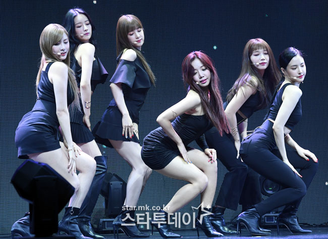 <p>Group Apink expressed concern about the intense concept change.</p><p>Apink held a showcase commemorating the release of mini 7 ONE & SIX at Yes 24 live hall in Seoul Gwanghwamon afternoon.</p><p>Apinks comeback, the mini-6 collection title song that I announced last July I can solver Its been about 1 year since activities.</p><p>Apink, which has been used as a synonym for purity, shows a major concept change with this album.</p><p>On this day Apink talked about episodes of music video shooting, Members also were much surprised at each others appearance. Next, Lantern sister was worried about the changed concept many times, he told Snowy Road.</p><p>Lantern said, Since it is first showing, I do not count too much, I am a little worried that it might be too intense. I am worried about giving changes to the public to see what Apink likes to give them However, if I had to digest such a concept well, I will be able to do various kinds of music in the future, so I worry about preparing hardly, aside from worrying. </p><p>A song that contains the feelings of a woman who felt as if the title song 1 nothing was left. Following I am able to solrel, I expect synergies with the Black, Eyed, Won and the second working water.</p><p>Apink announces the soundtrack of Mini 7 ONE & SIX through online soundtrack site on this afternoon at 6 pm and enters the comeback activity.</p>